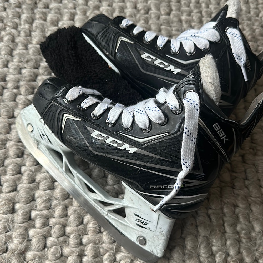Ccm 68k size 3 ice skates